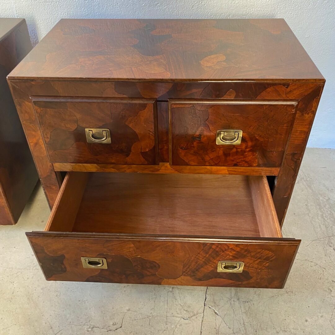 Paire de tables de chevet American of Martinsville en patchwork en bois d’olivier - Tiroir ouvert