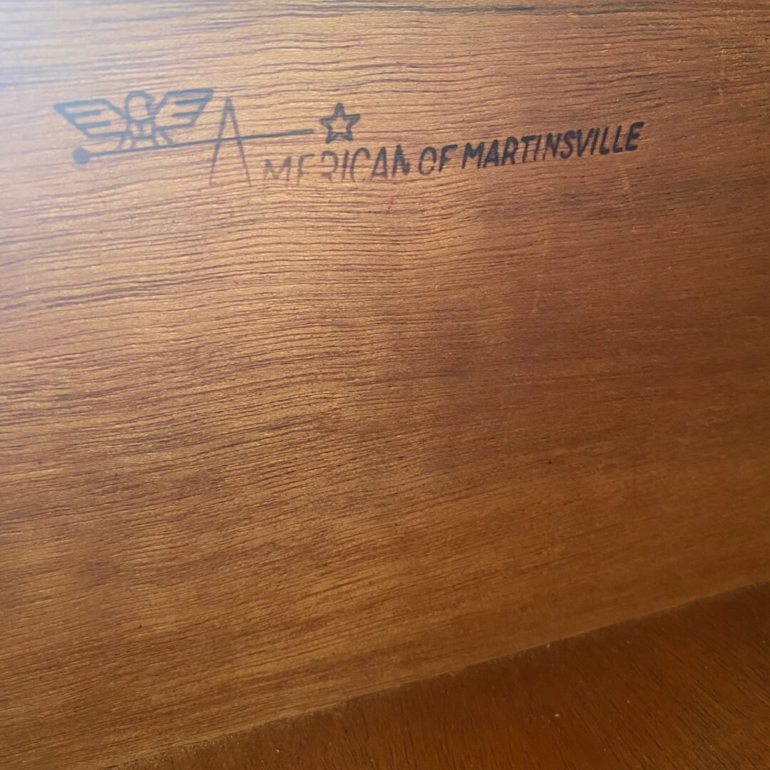 Paire de tables de chevet American of Martinsville en patchwork en bois d’olivier - Tiroir signature