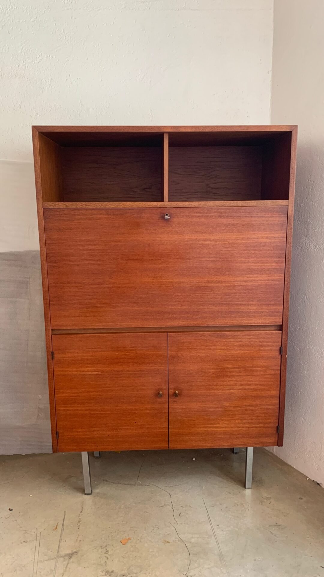Secrétaire en teck et formica blanc, 1950 - Vue de face