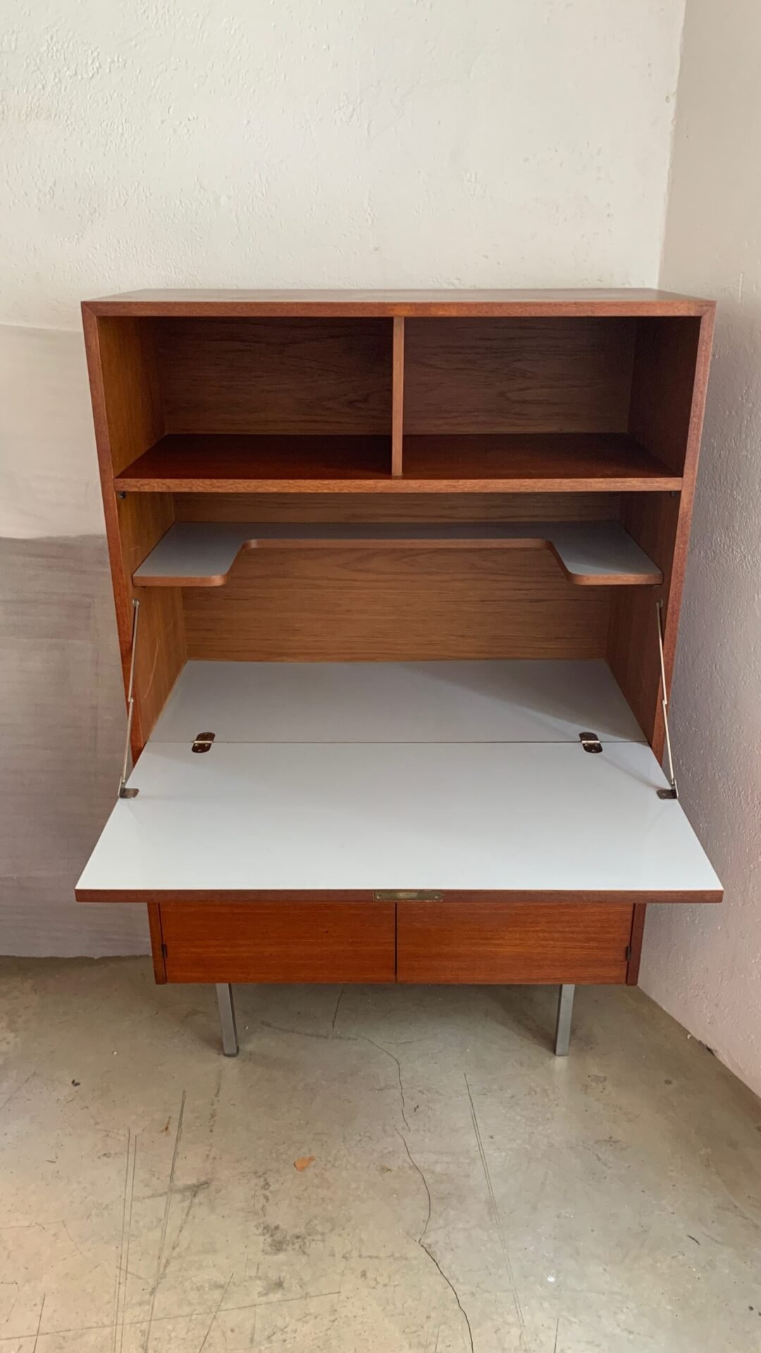 Secrétaire en teck et formica blanc, 1950 - Vue de face ouverte
