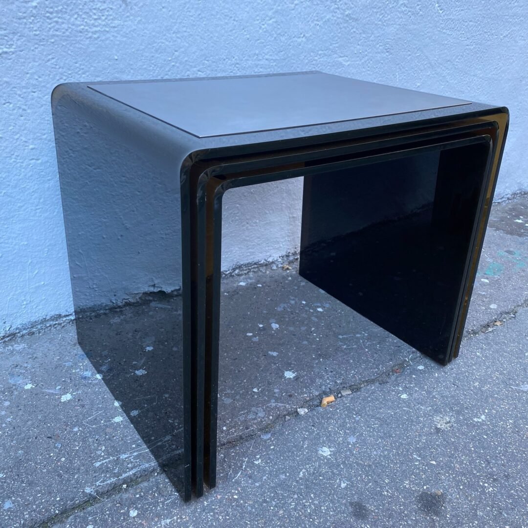 Table basse gigogne en Plexiglass fumé et métal chromé, 1970 -Vue 45 degrès