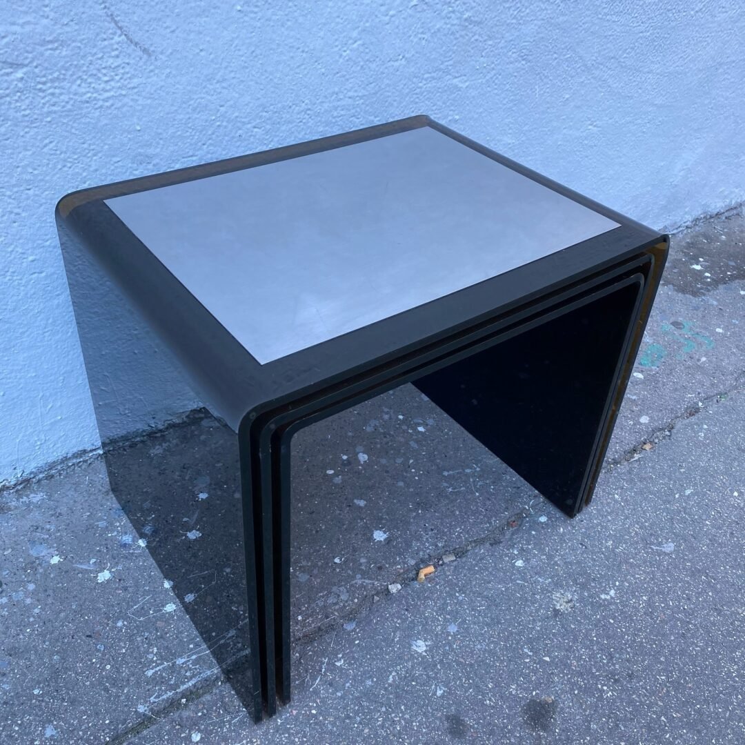 Table basse gigogne en Plexiglass fumé et métal chromé, 1970 - Vue 45 degrès