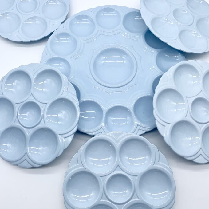 SET ASSIETTES ET PLAT EN CÉRAMIQUE BLEUE SIGNEES SARREGUEMINES – Image 3