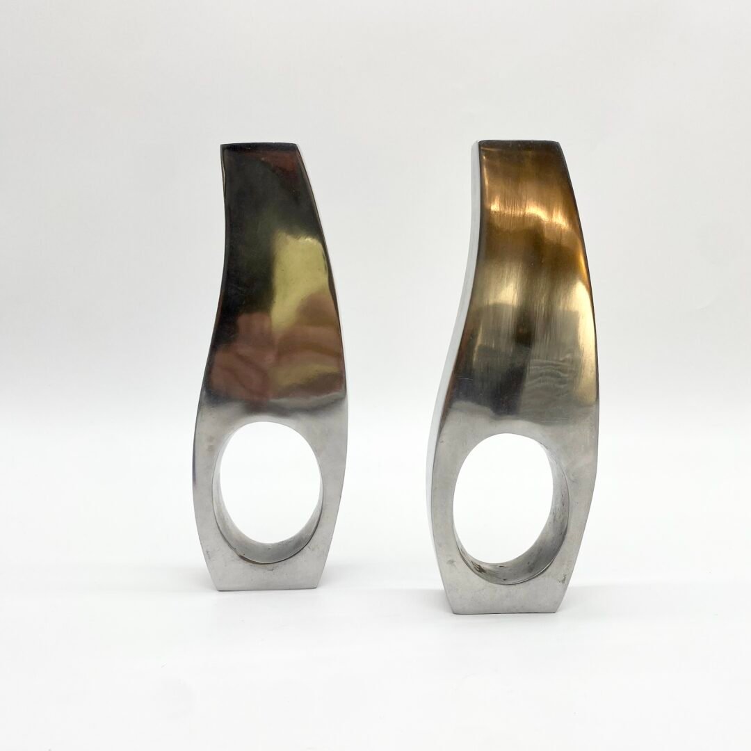 PAIRE DE VASES SCULPTURAUX/ FONTE D’ALUMINIUM –1970s – Image 12
