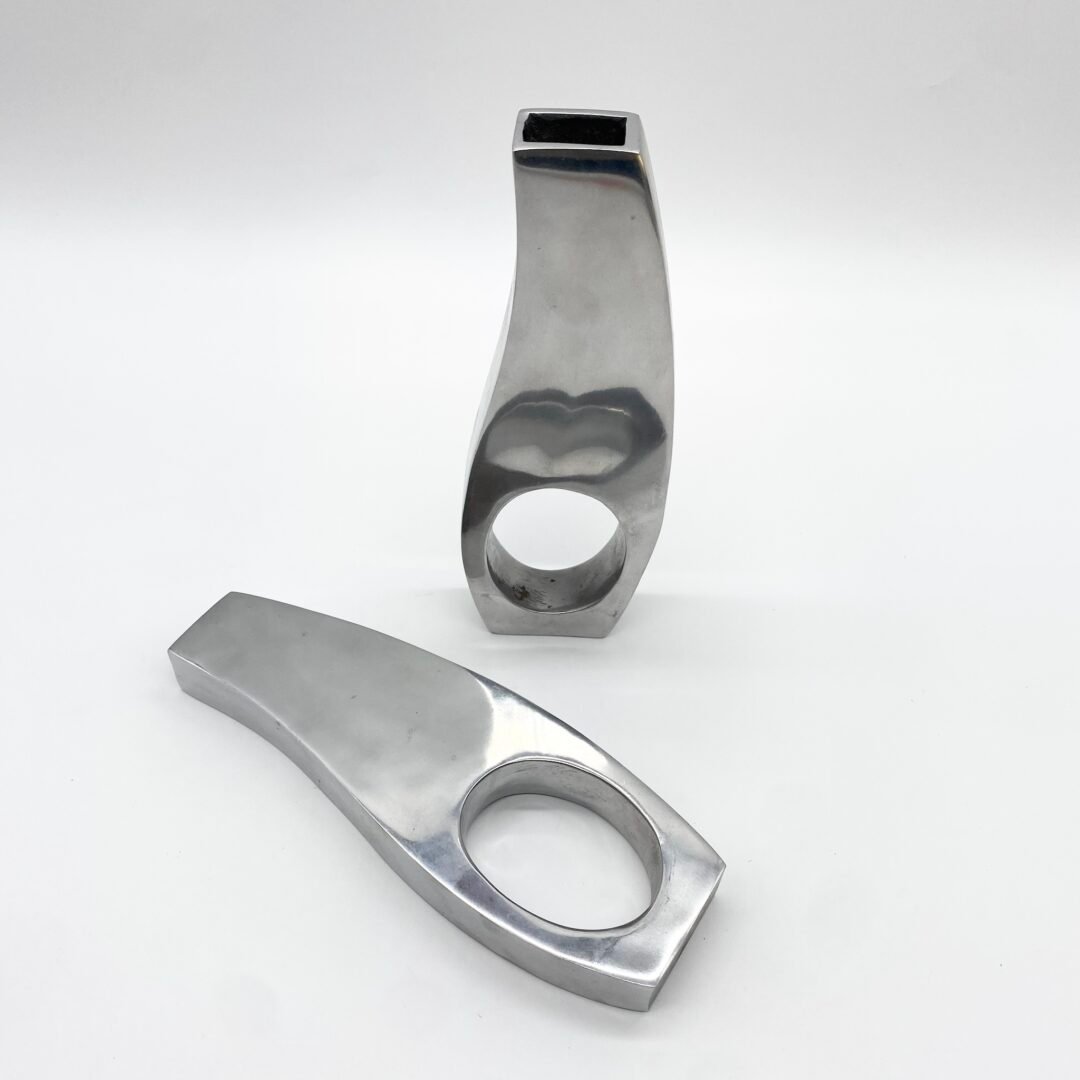 PAIRE DE VASES SCULPTURAUX/ FONTE D’ALUMINIUM –1970s – Image 11
