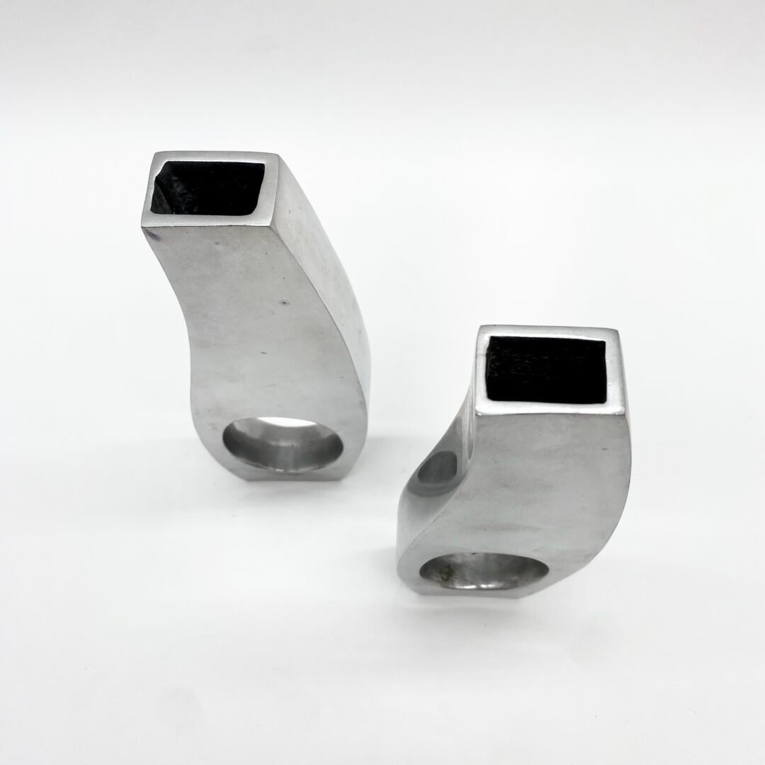 PAIRE DE VASES SCULPTURAUX/ FONTE D’ALUMINIUM –1970s – Image 7