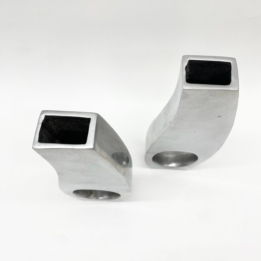 PAIRE DE VASES SCULPTURAUX/ FONTE D’ALUMINIUM –1970s – Image 16