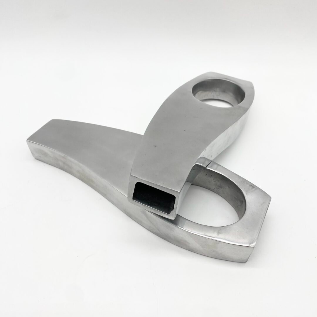 PAIRE DE VASES SCULPTURAUX/ FONTE D’ALUMINIUM –1970s – Image 14