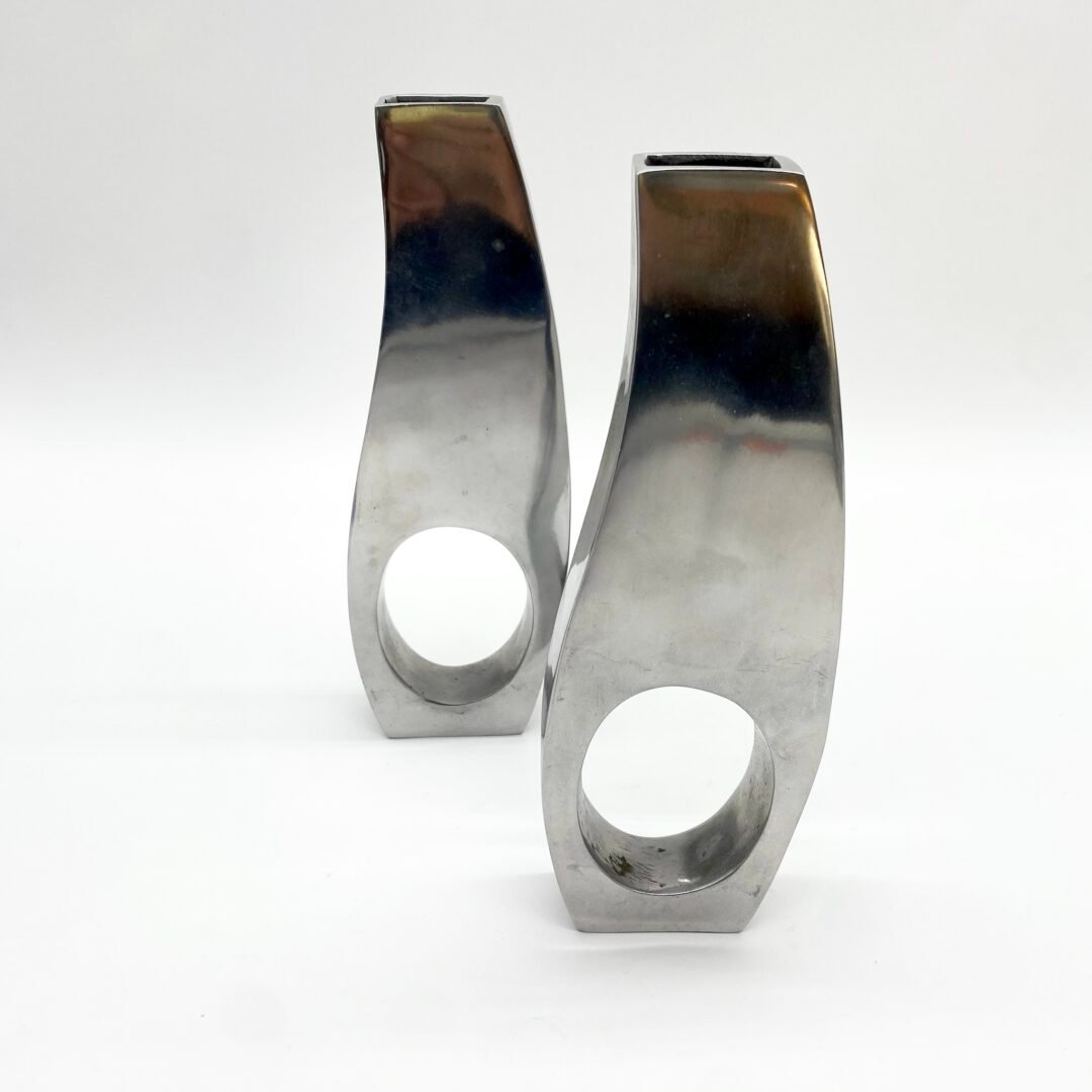 PAIRE DE VASES SCULPTURAUX/ FONTE D’ALUMINIUM –1970s – Image 5