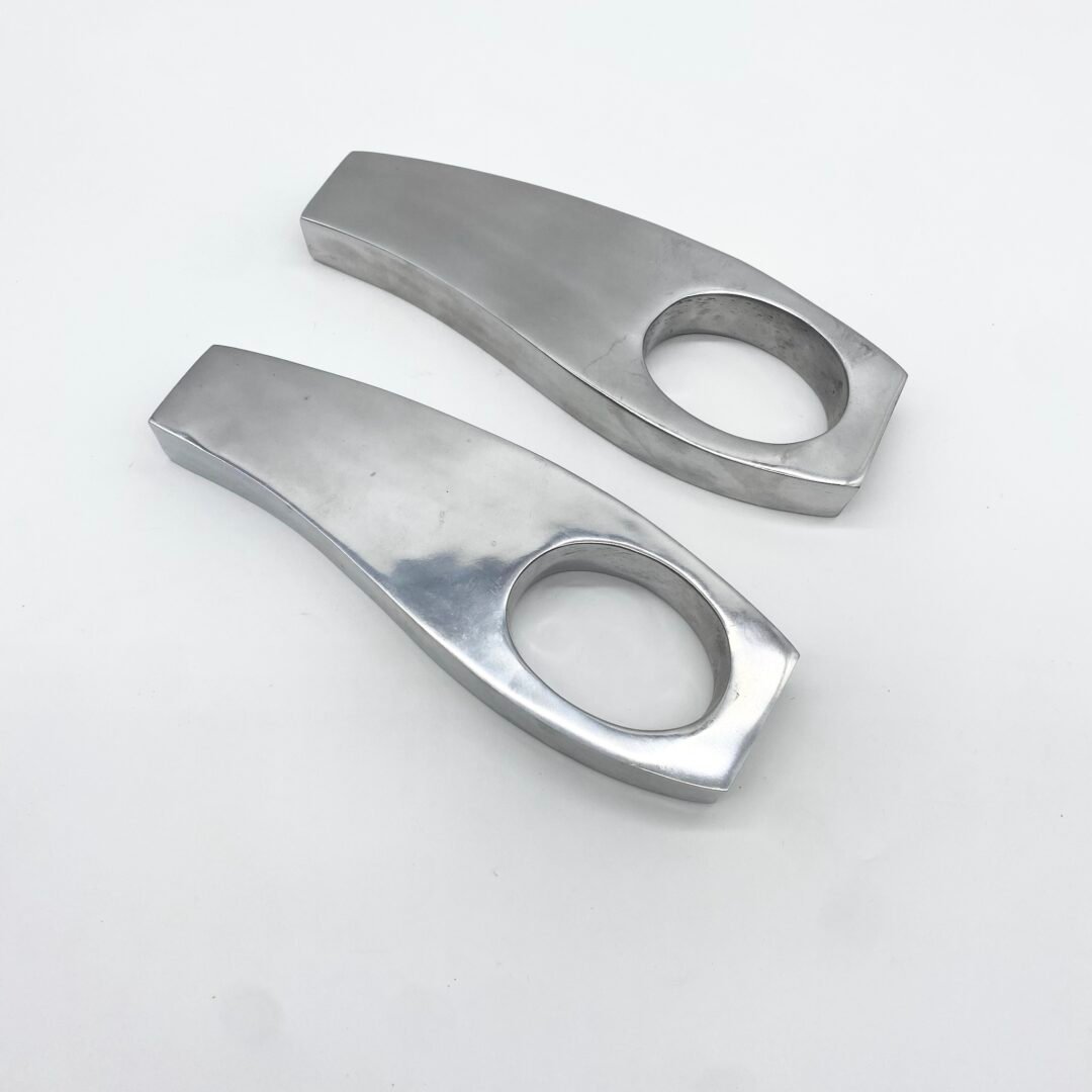 PAIRE DE VASES SCULPTURAUX/ FONTE D’ALUMINIUM –1970s – Image 4