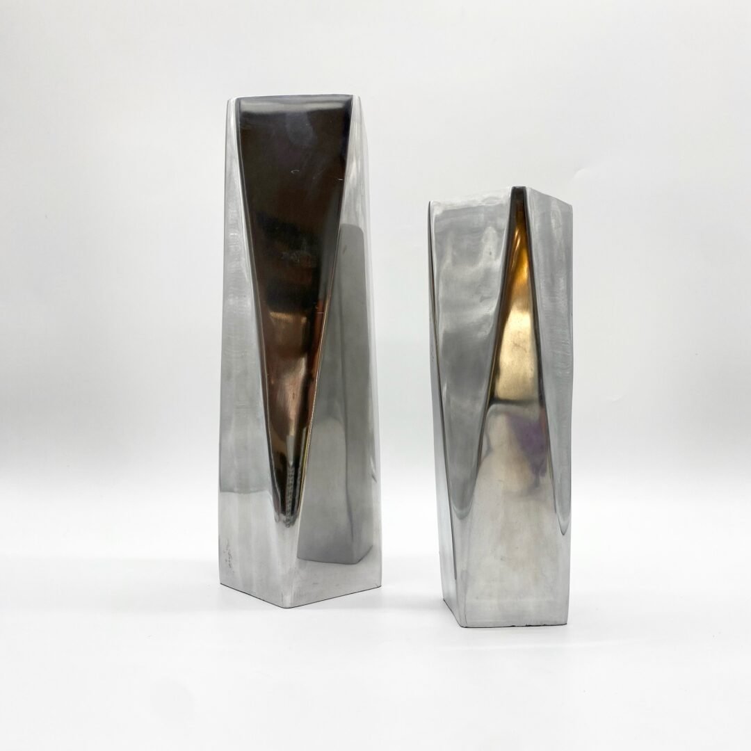 PAIRE DE VASES MODERNISTES / FONTE D’ALUMINIUM – 1970s – Image 4