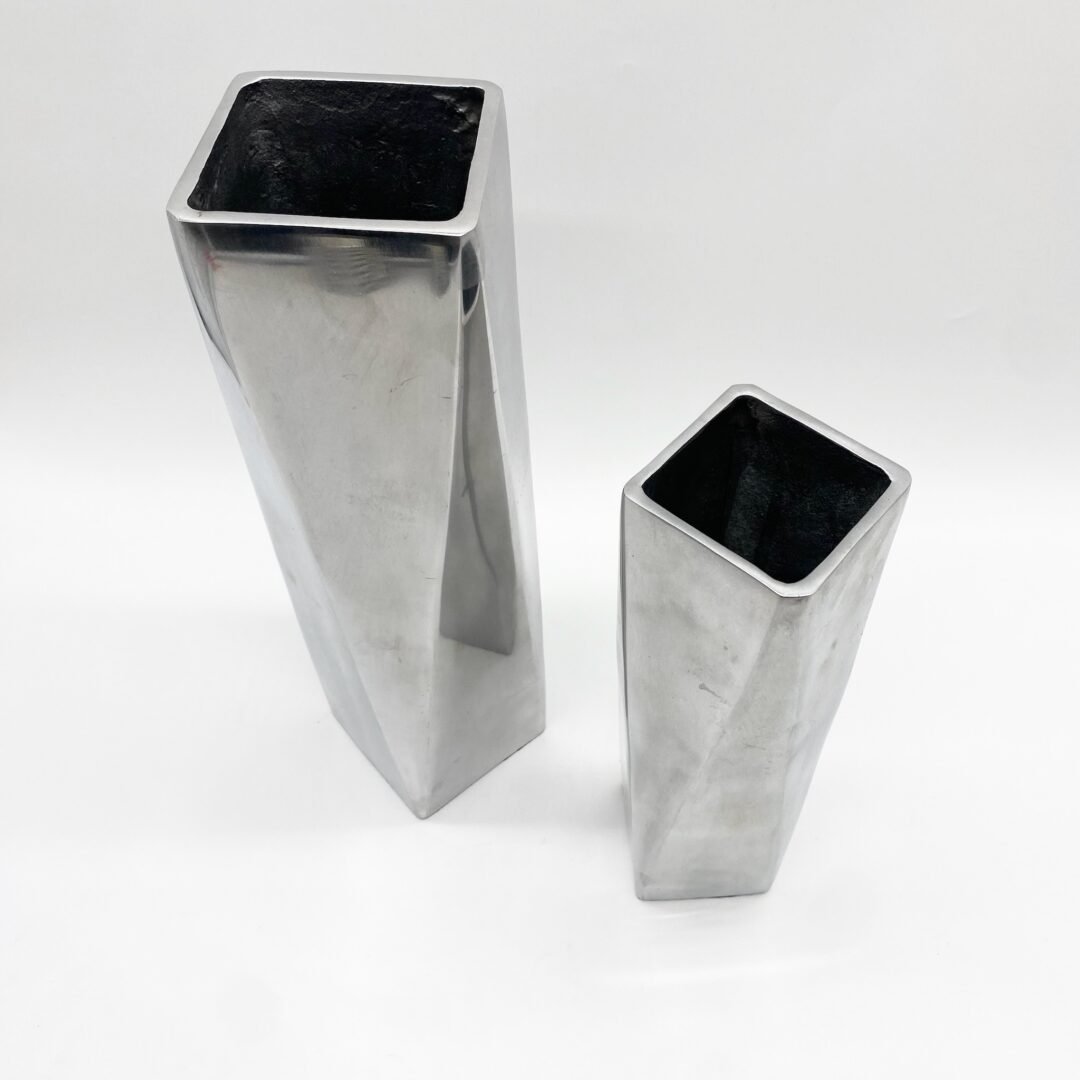 PAIRE DE VASES MODERNISTES / FONTE D’ALUMINIUM – 1970s – Image 2