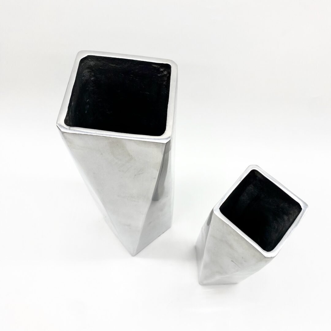 PAIRE DE VASES MODERNISTES / FONTE D’ALUMINIUM – 1970s – Image 5