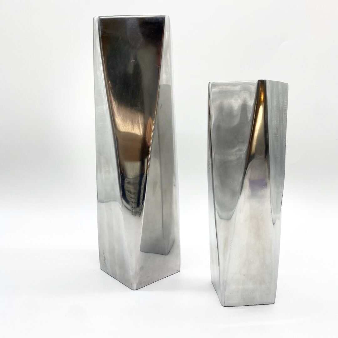 PAIRE DE VASES MODERNISTES / FONTE D’ALUMINIUM – 1970s
