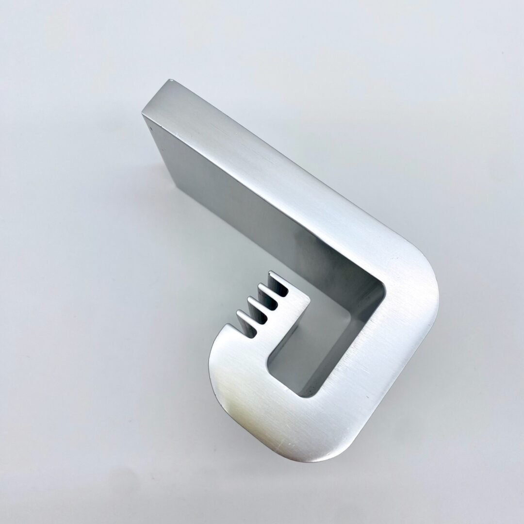 PORTE-STYLO / PRESSE-PAPIER - ALUMINIUM PAR PIERRE VANDEL – 1970s – Image 3