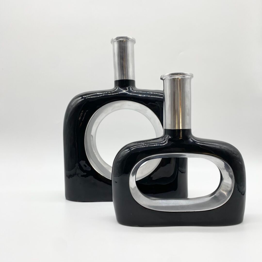 PAIRE DE VASES / FONTE D’ALUMINIUM LAQUÉ NOIR – 1980s