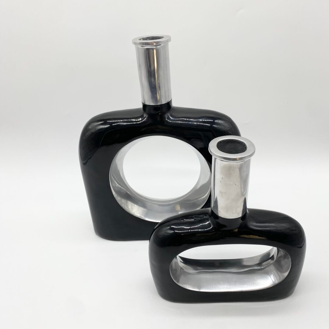 PAIRE DE VASES / FONTE D’ALUMINIUM LAQUÉ NOIR – 1980s – Image 5