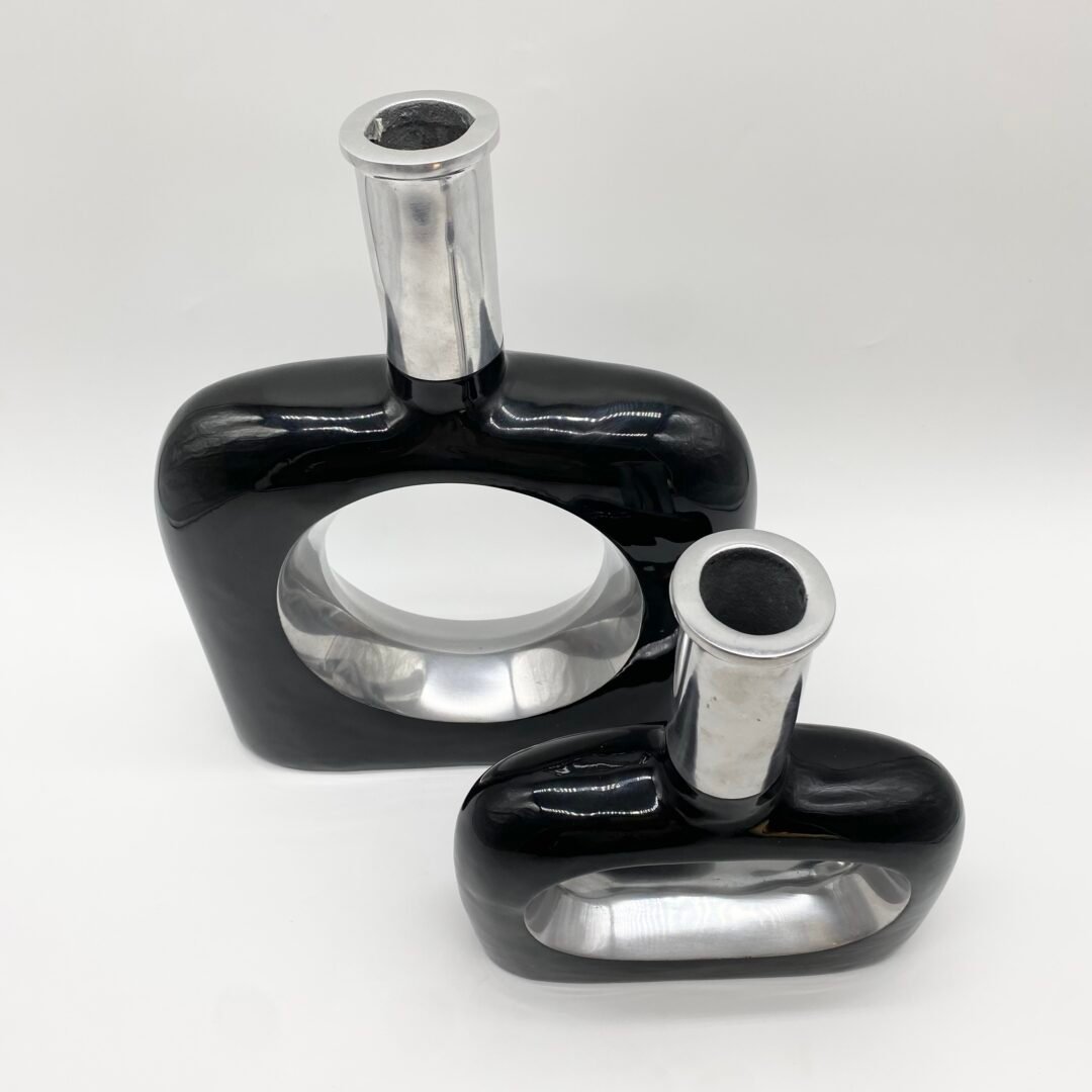 PAIRE DE VASES / FONTE D’ALUMINIUM LAQUÉ NOIR – 1980s – Image 6