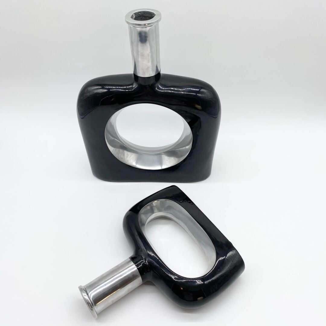PAIRE DE VASES / FONTE D’ALUMINIUM LAQUÉ NOIR – 1980s – Image 8