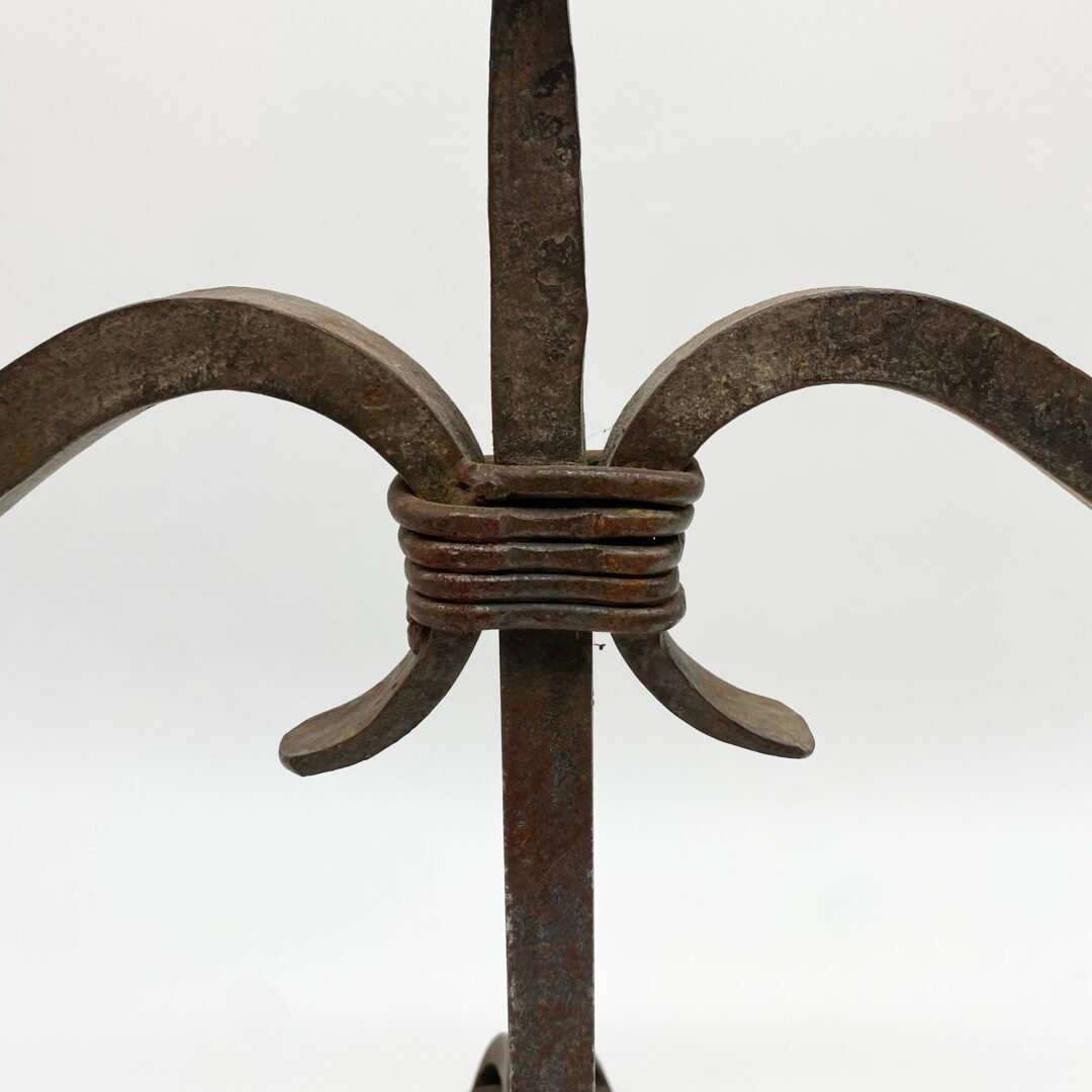 CHANDELIER BRUTALISTE / FER FORGÉ – TRAVAIL ARTISANAL – Image 2