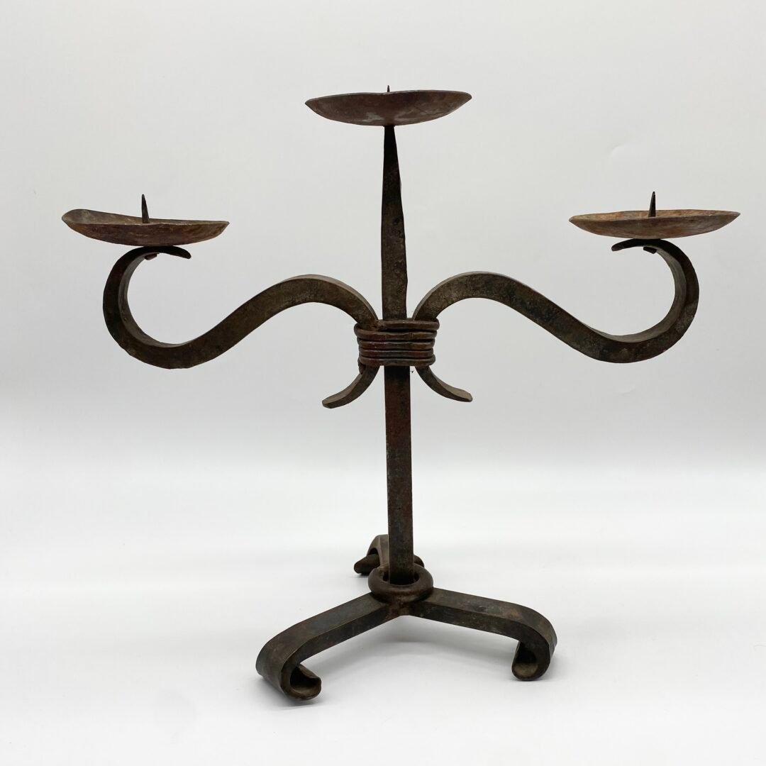 CHANDELIER BRUTALISTE / FER FORGÉ – TRAVAIL ARTISANAL