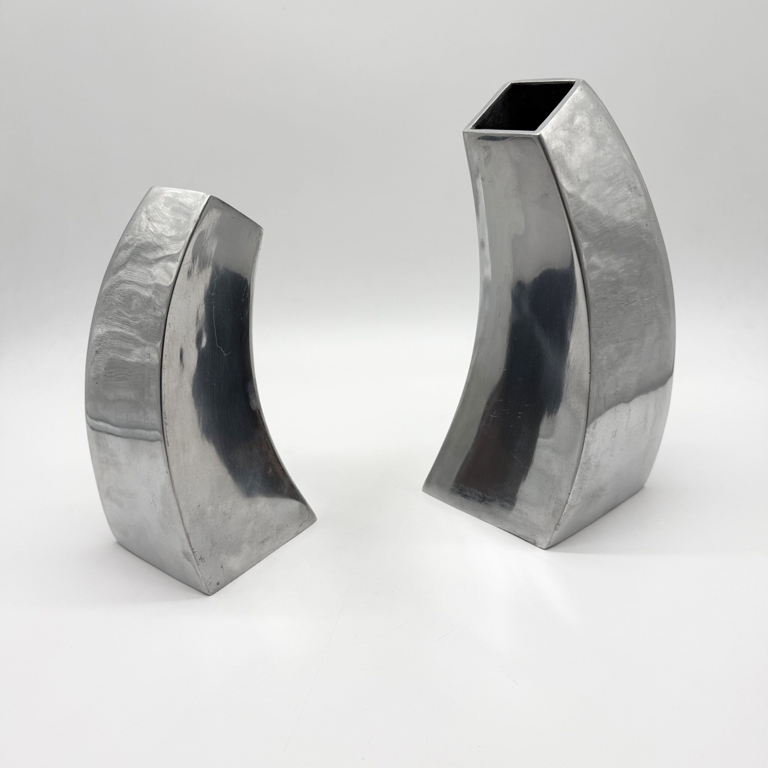 PAIRE DE VASES "SPACE AGE" EN FONTE D’ALU – 1980s – Image 6