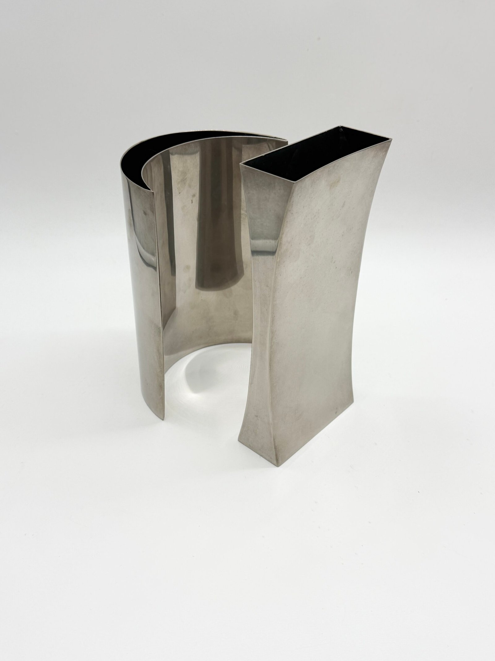 PAIRE DE VASES SCULPTURAUX EN ALU BROSSÉ, 1980s – Image 4
