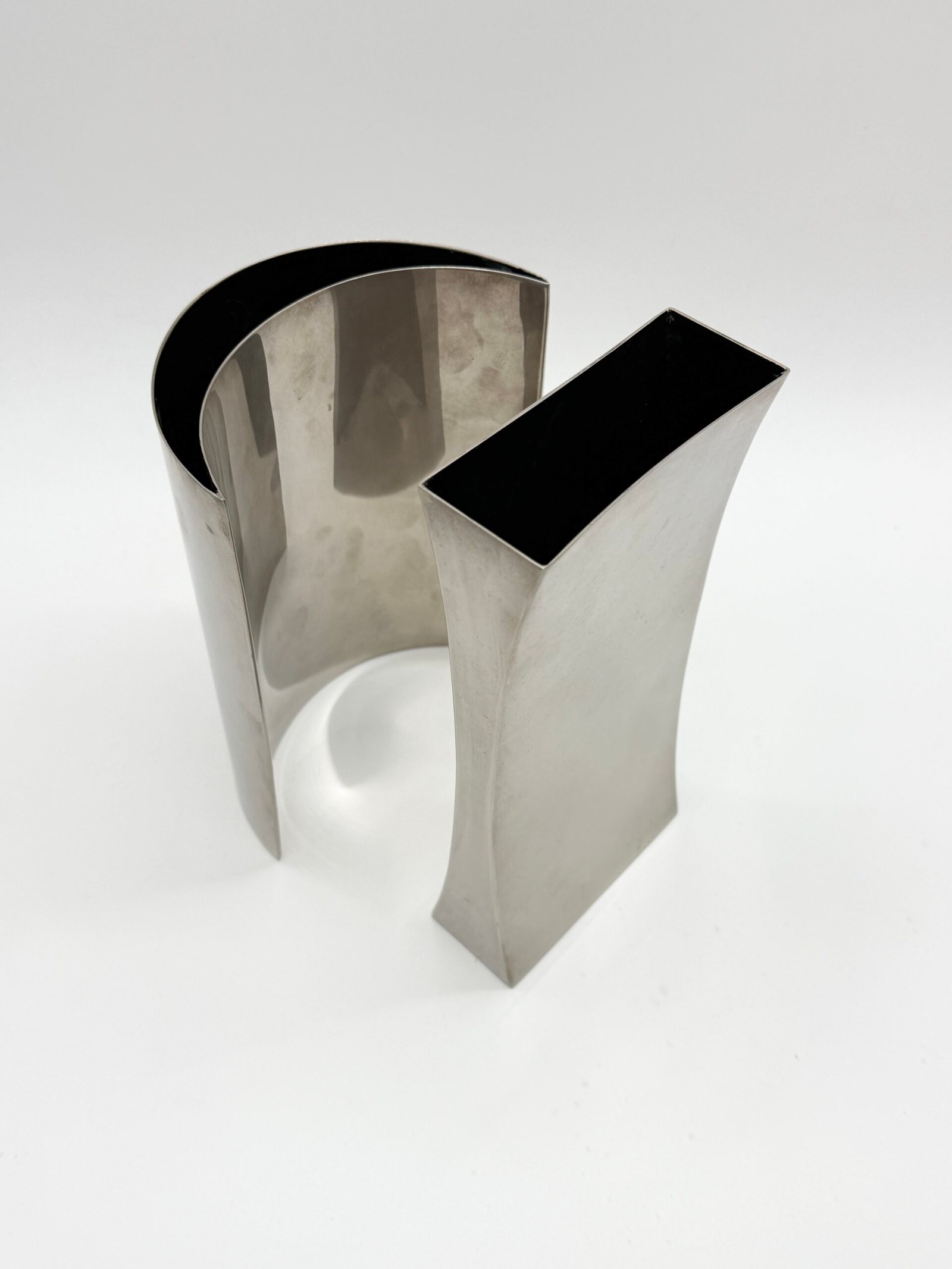 PAIRE DE VASES SCULPTURAUX EN ALU BROSSÉ, 1980s