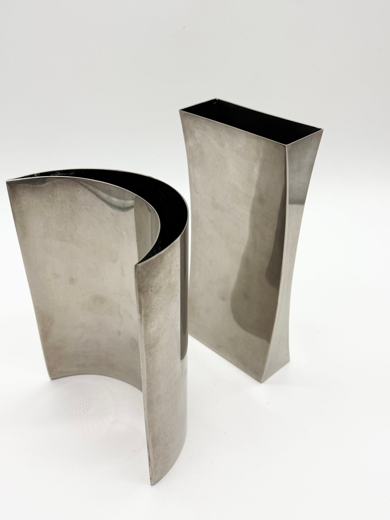 PAIRE DE VASES SCULPTURAUX EN ALU BROSSÉ, 1980s – Image 18