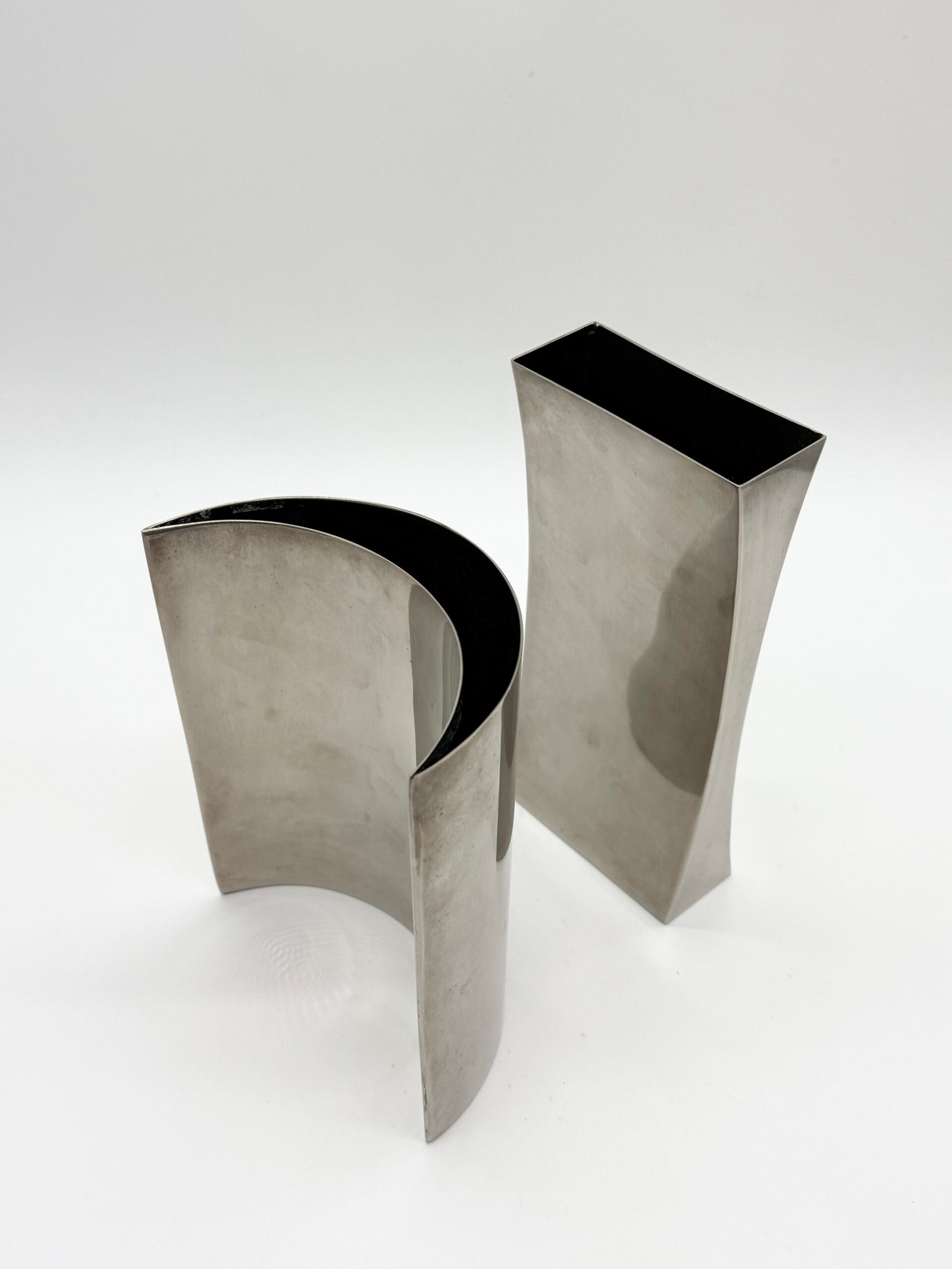 PAIRE DE VASES SCULPTURAUX EN ALU BROSSÉ, 1980s – Image 6