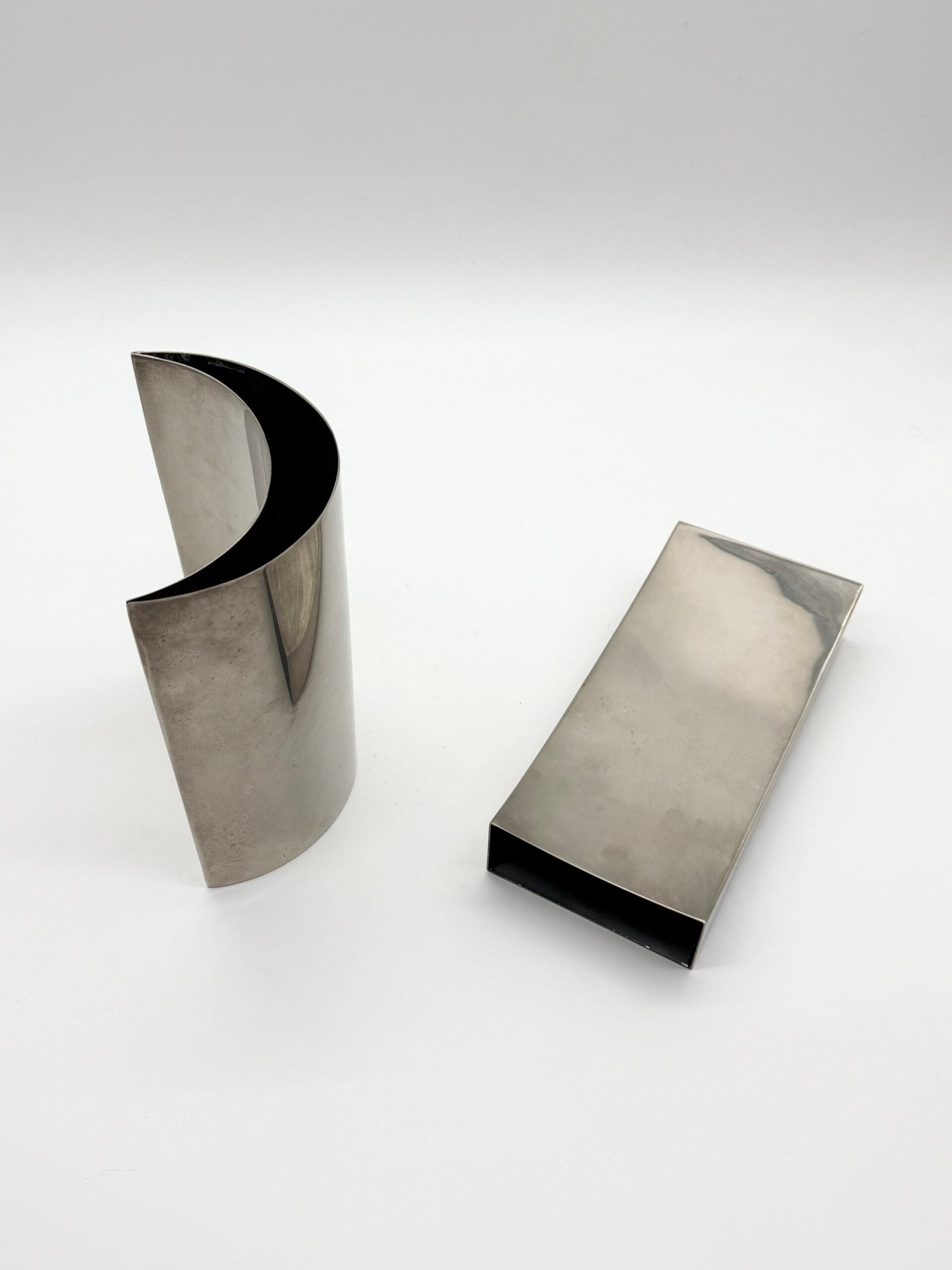 PAIRE DE VASES SCULPTURAUX EN ALU BROSSÉ, 1980s – Image 17