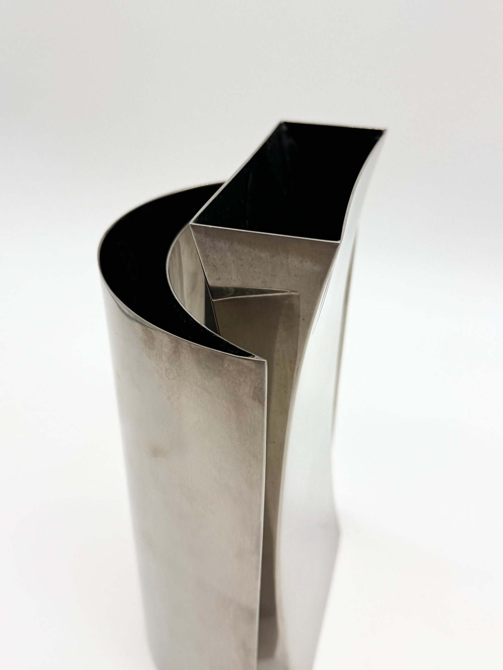 PAIRE DE VASES SCULPTURAUX EN ALU BROSSÉ, 1980s – Image 15