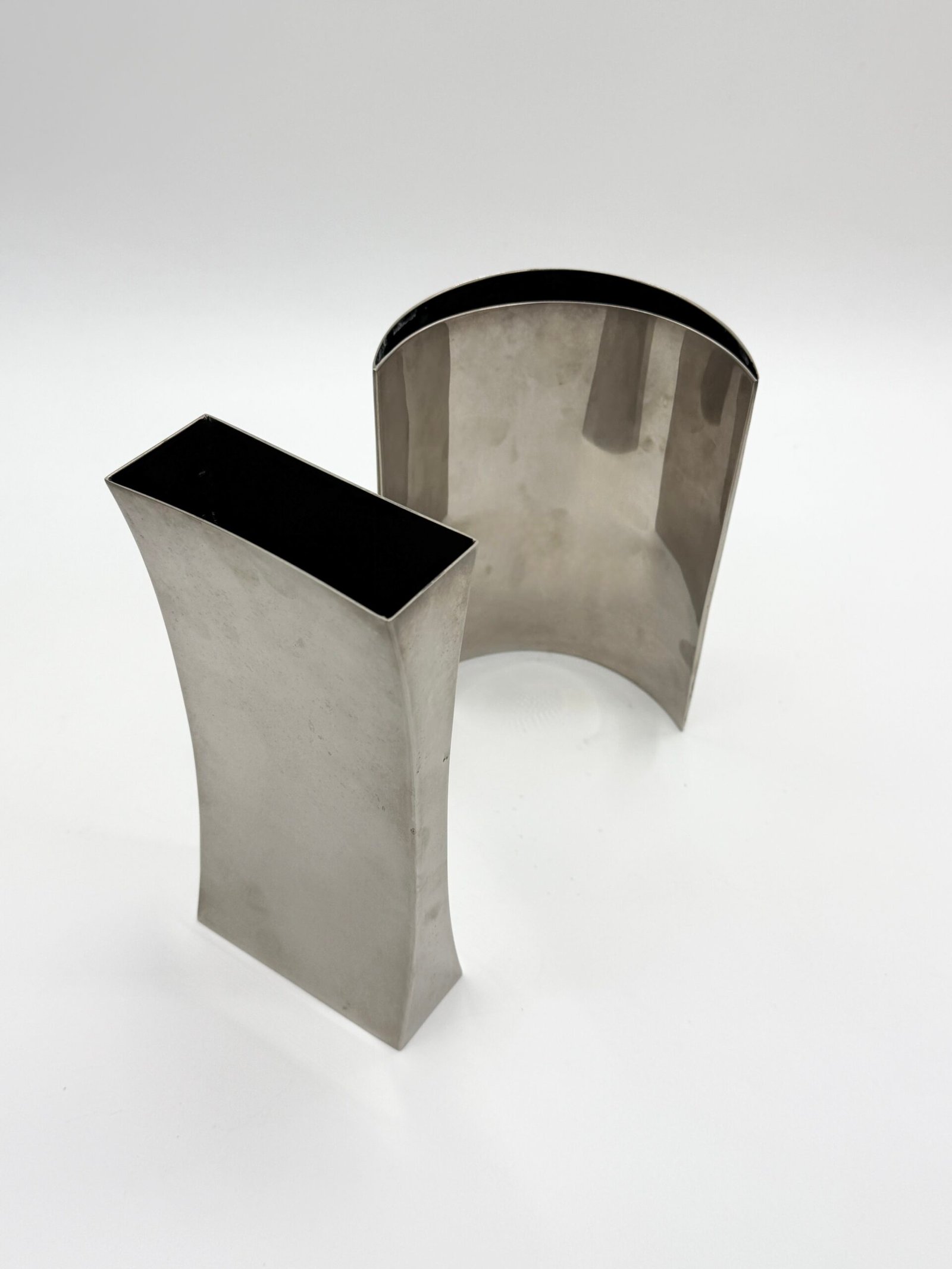 PAIRE DE VASES SCULPTURAUX EN ALU BROSSÉ, 1980s – Image 14