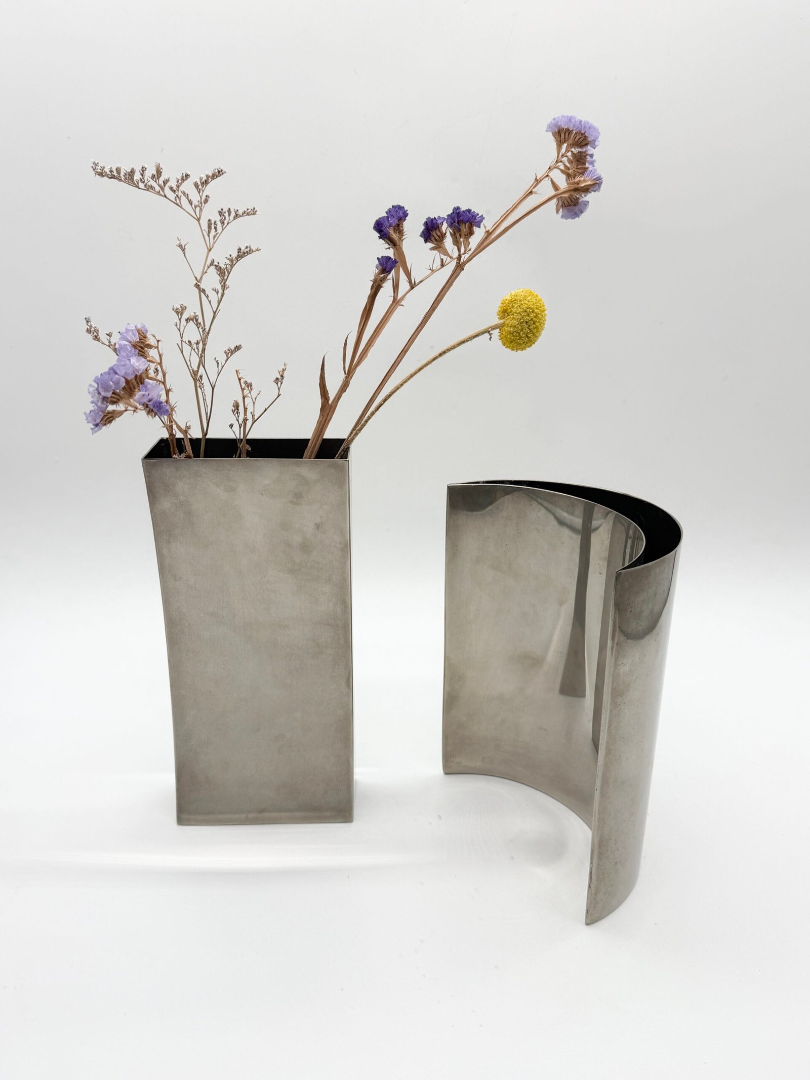 PAIRE DE VASES SCULPTURAUX EN ALU BROSSÉ, 1980s – Image 10