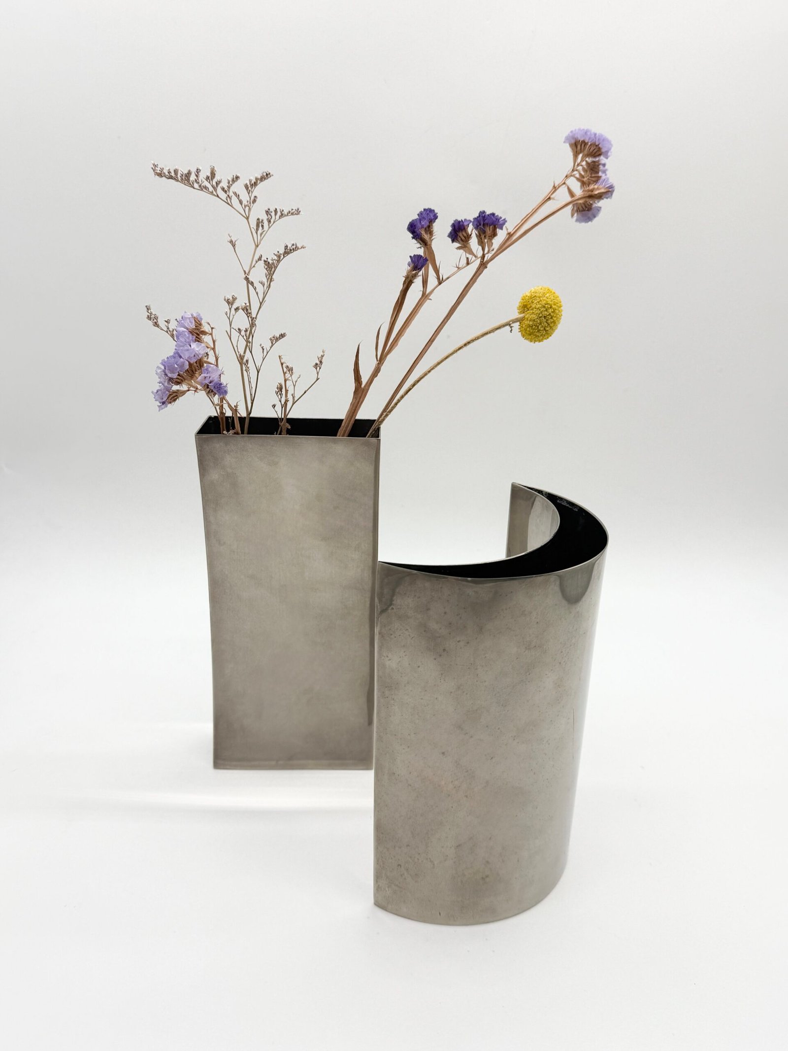 PAIRE DE VASES SCULPTURAUX EN ALU BROSSÉ, 1980s – Image 11