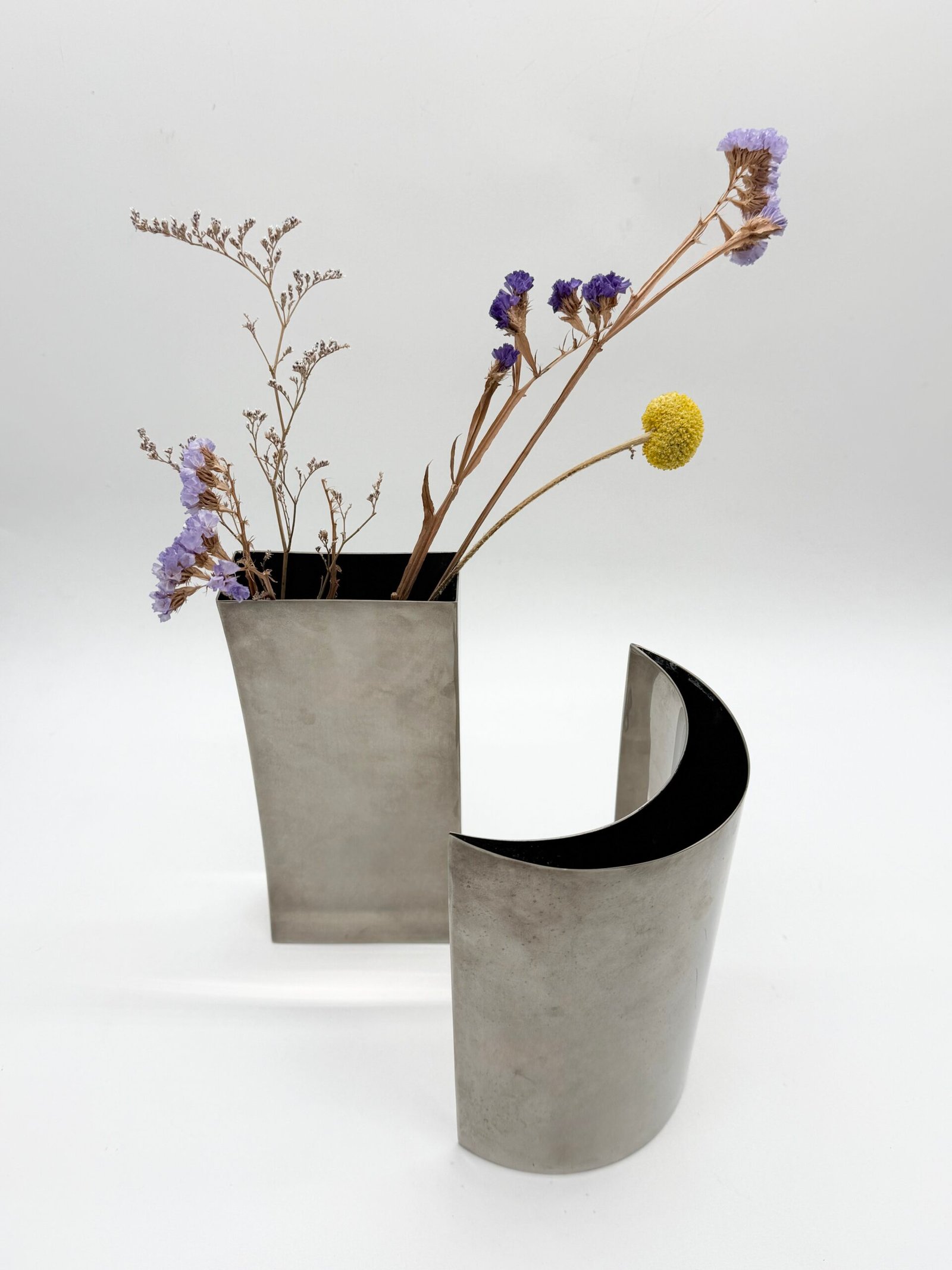 PAIRE DE VASES SCULPTURAUX EN ALU BROSSÉ, 1980s – Image 2