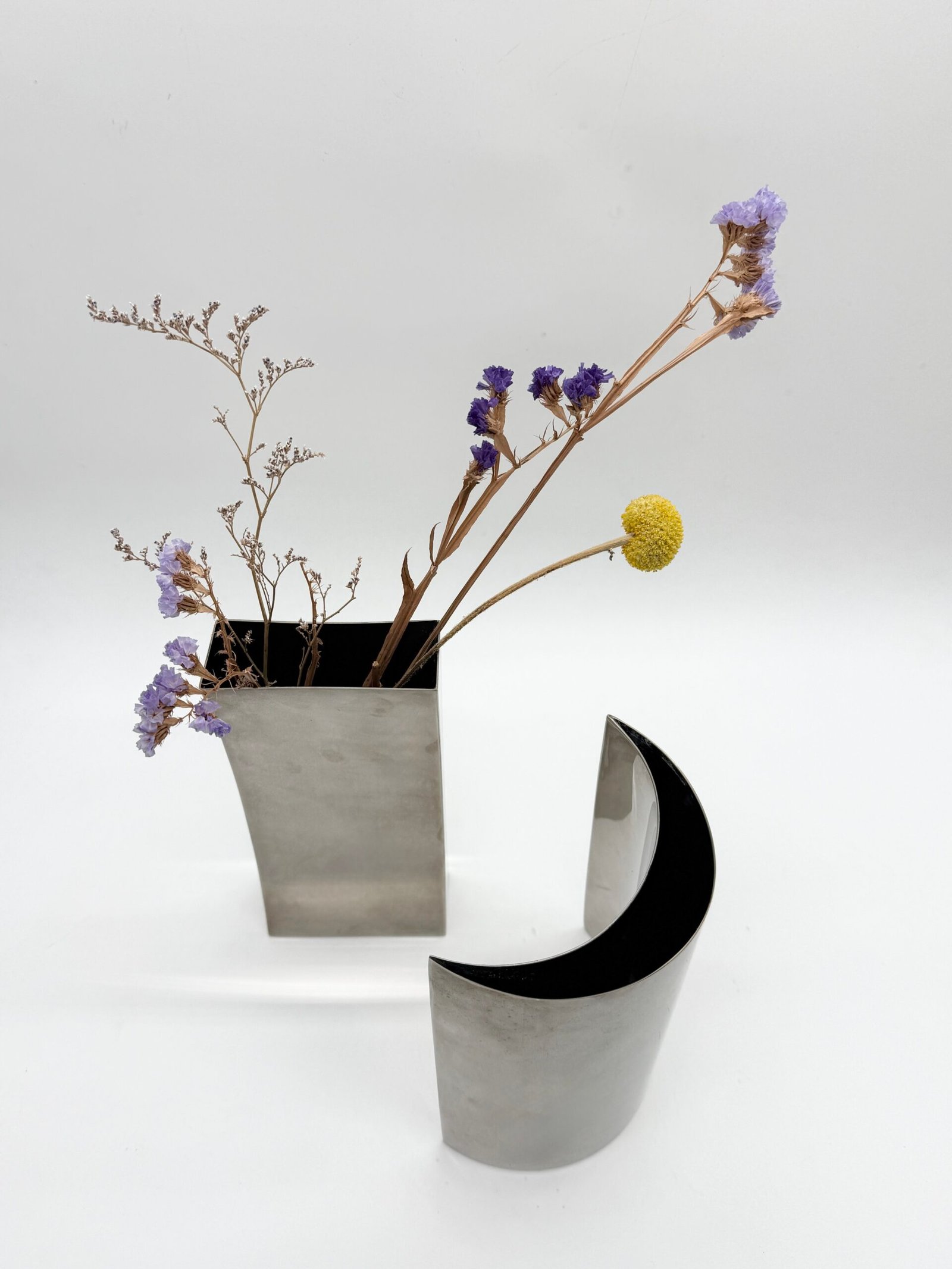 PAIRE DE VASES SCULPTURAUX EN ALU BROSSÉ, 1980s – Image 13