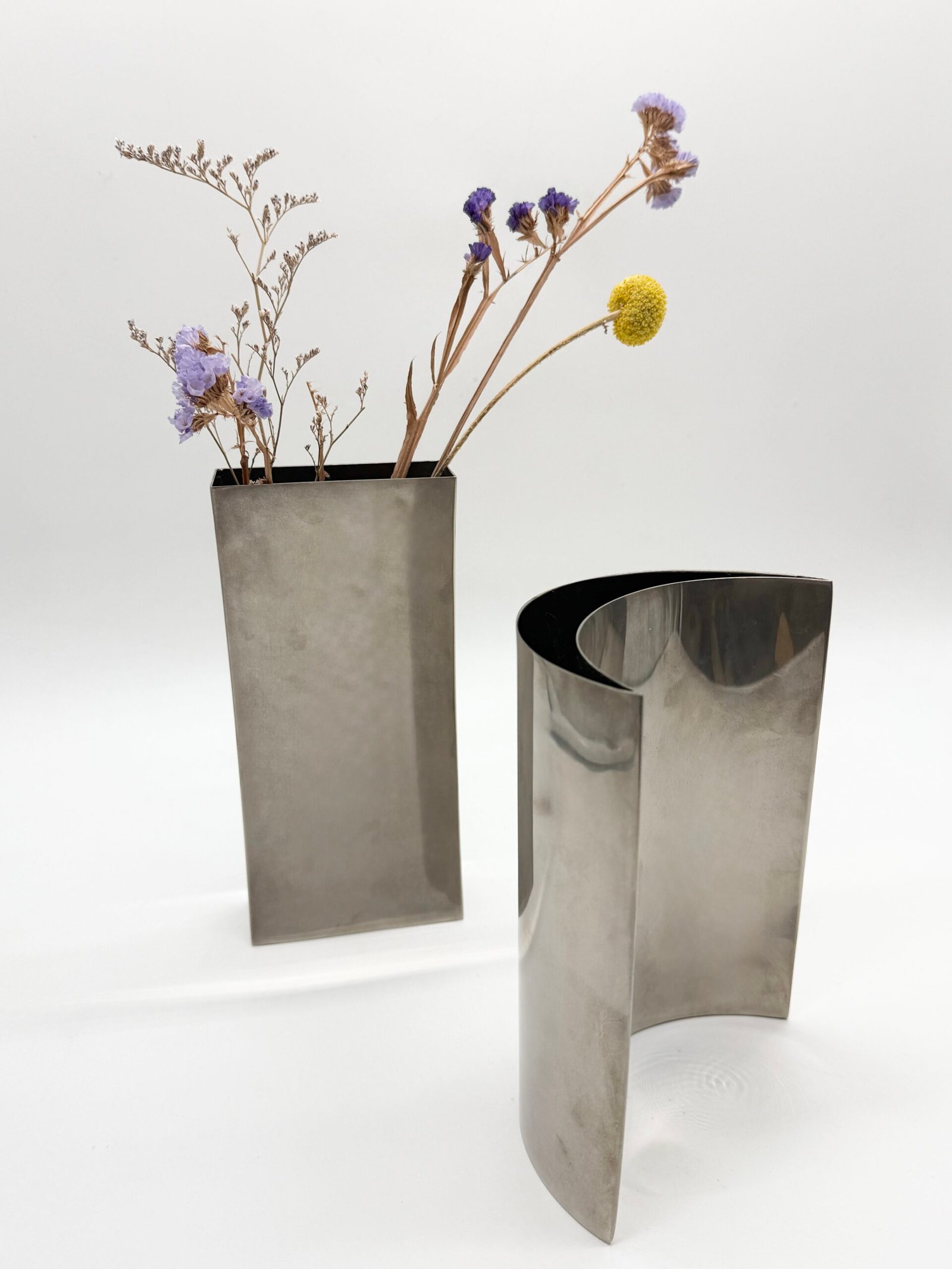 PAIRE DE VASES SCULPTURAUX EN ALU BROSSÉ, 1980s – Image 12
