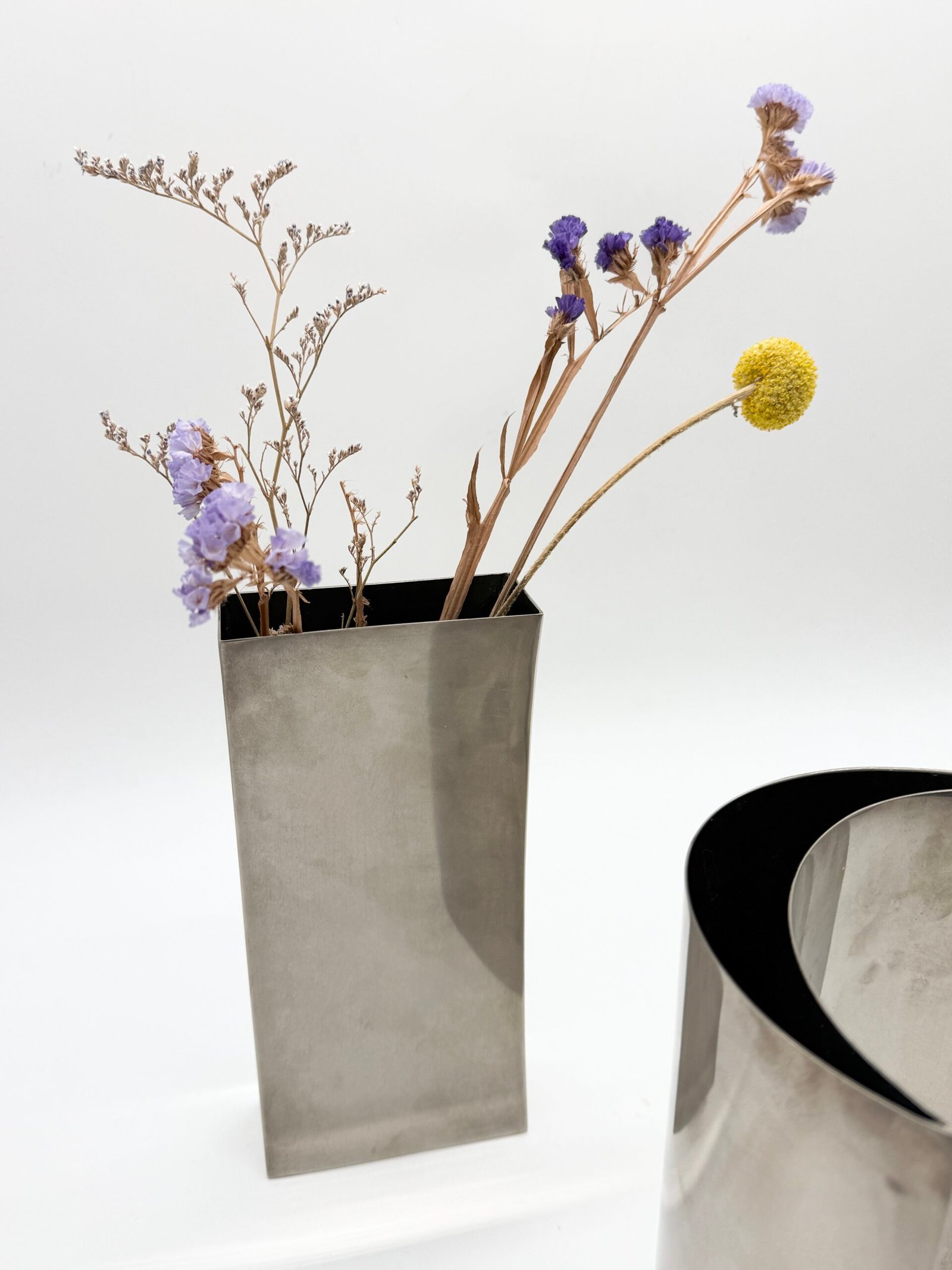 PAIRE DE VASES SCULPTURAUX EN ALU BROSSÉ, 1980s – Image 3